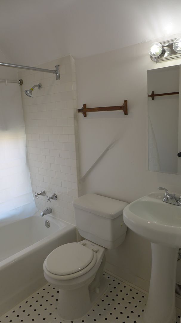 Building Photo - 136 Elgin Ave