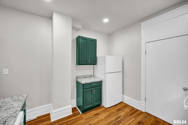 Building Photo - 1611 W Barker Ave