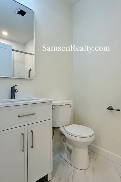 Building Photo - 381 Wickenden St