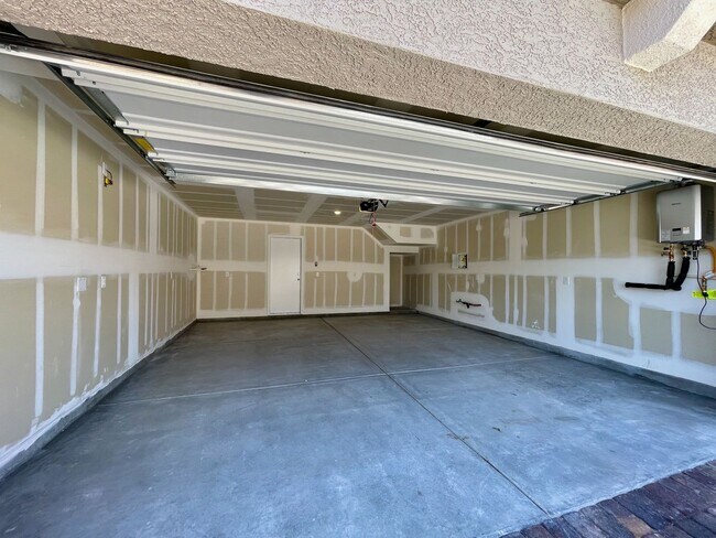 Building Photo - Gated 3 Bed, 2.5 Bath, 2 Car Garage Townho...