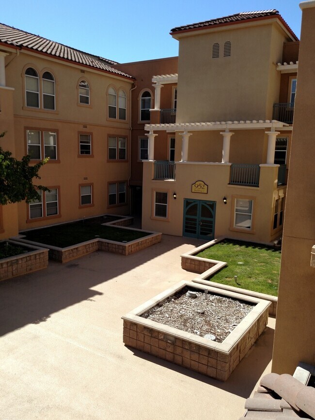 Building Photo - Beautiful 2BR/2BA Condo - Convenient Downtown San Jose Location!