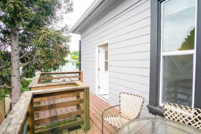 Building Photo - Gorgeous & Luxurious Remodeled Top-Floor T...
