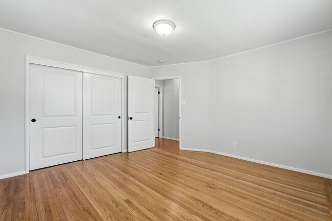 Building Photo - Spacious 2BD/2BA Home with Bonus Huge Room...