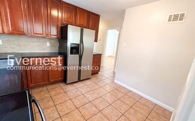 Building Photo - 3 Bed / 1 Bath / Vouchers Accepted / Available Now!