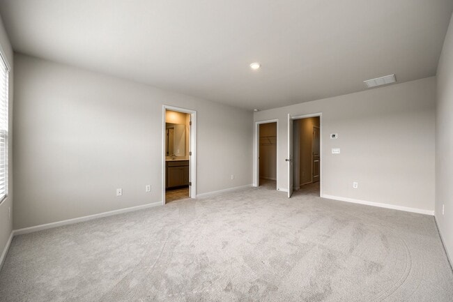 Building Photo - Beautiful 3-bedroom, 3.5 bath townhome in Elizabeth of fabulous Fort Mill!!