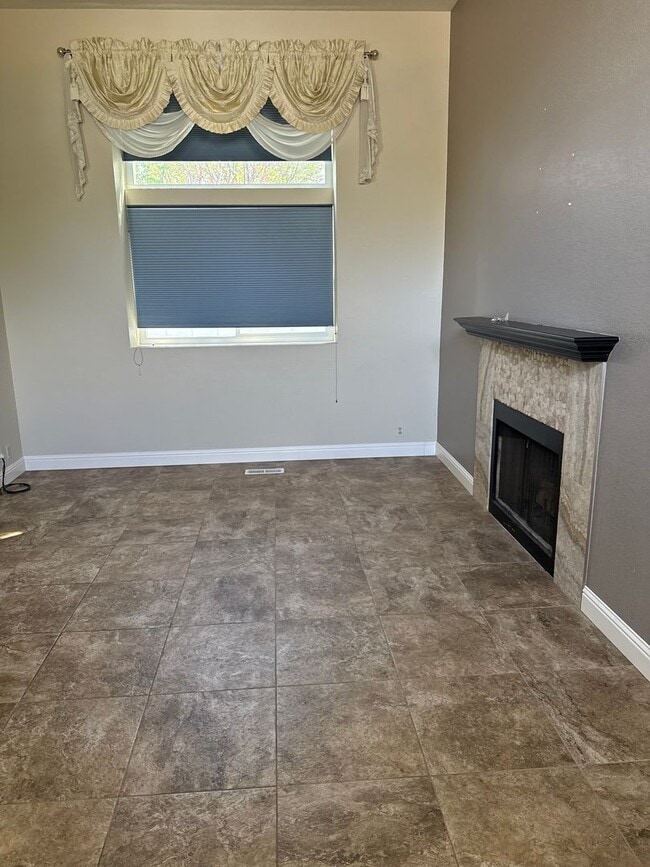 Building Photo - Crystal Lake Home For Rent