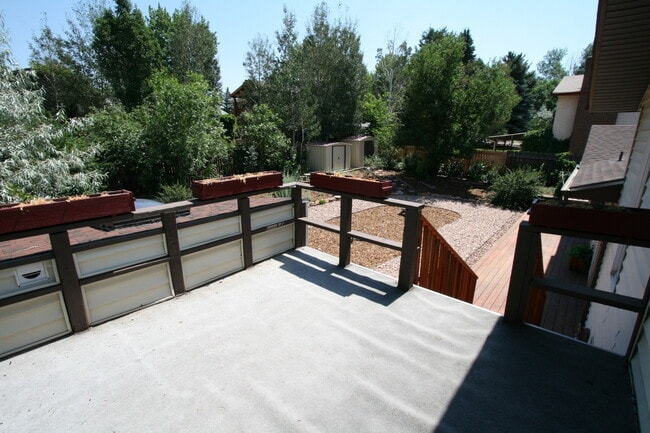 Building Photo - Exceptional 3 bedroom tri-level home close to UCCS!