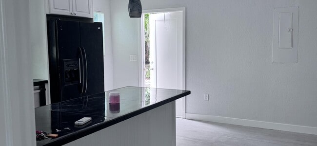 Building Photo - 731 46th St