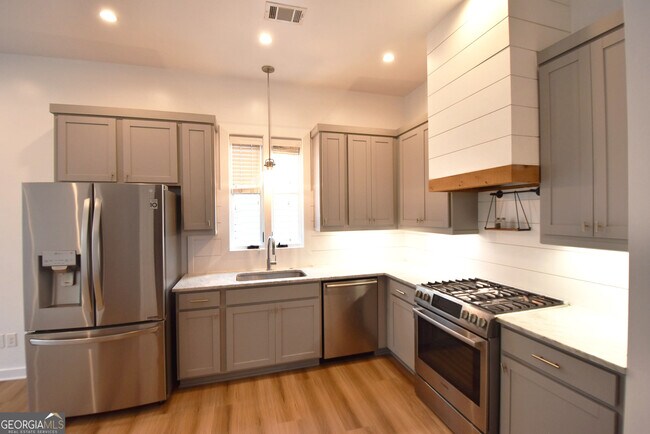Building Photo - 195 Breakspear Ln