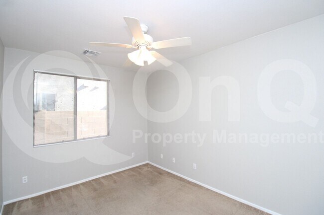 Building Photo - 490 W Ebony Way
