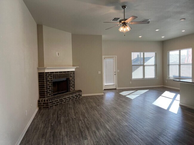 Building Photo - 2018 Kenwood Ave