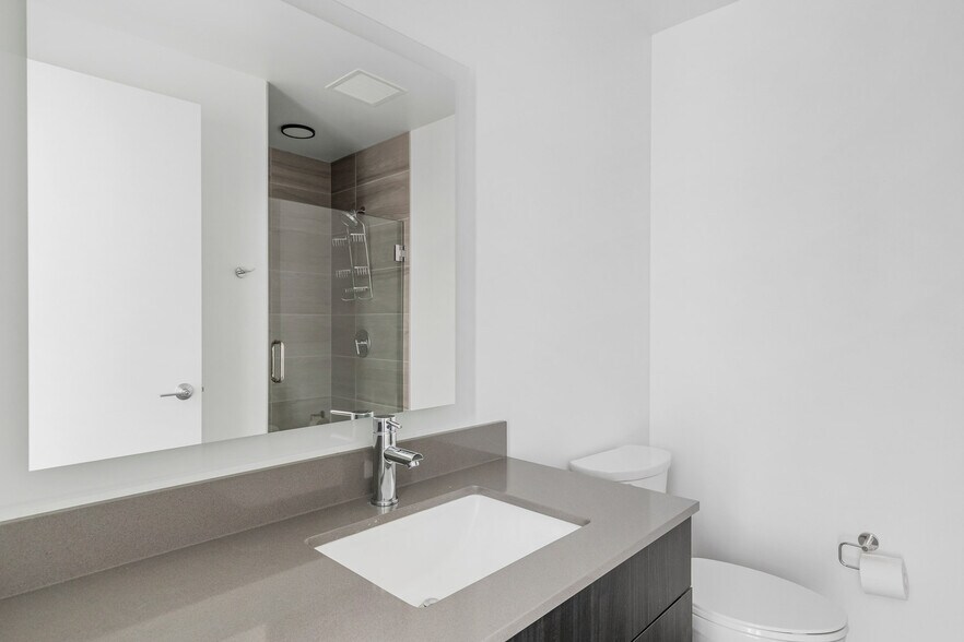 Building Photo - 460 W Chicago Ave