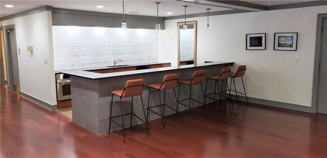 Building Photo - 1101 Juniper St NE