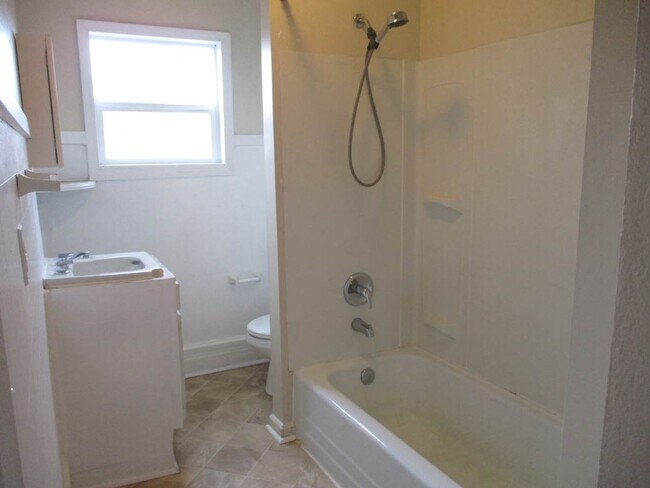 Building Photo - 1 Bedroom Unit Available Downtown Tacoma