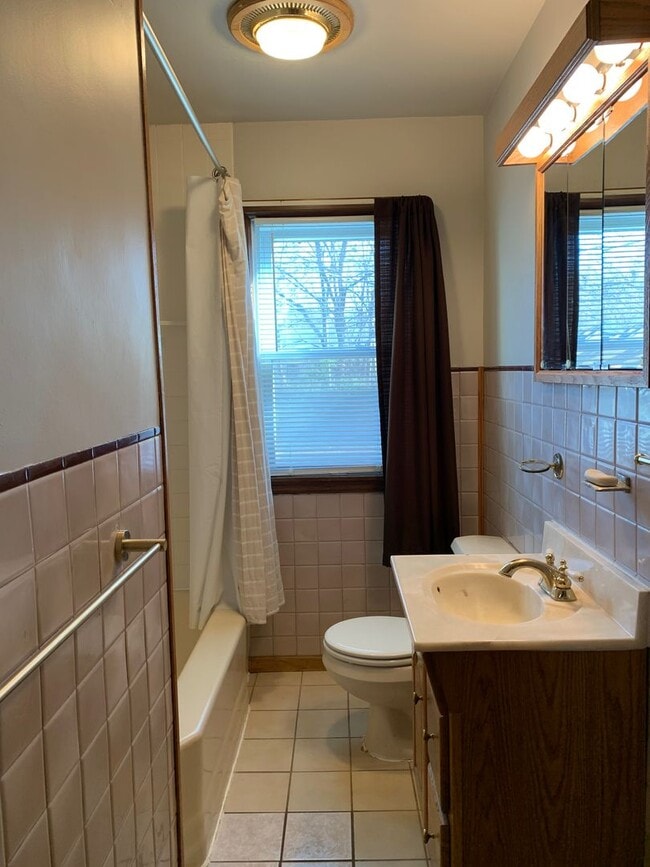 Building Photo - 4-Bed Single Family Home Available Now