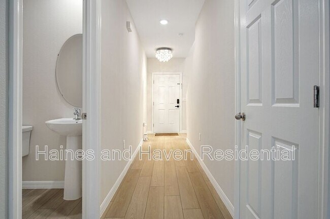 Building Photo - 3889 Geranium Ave
