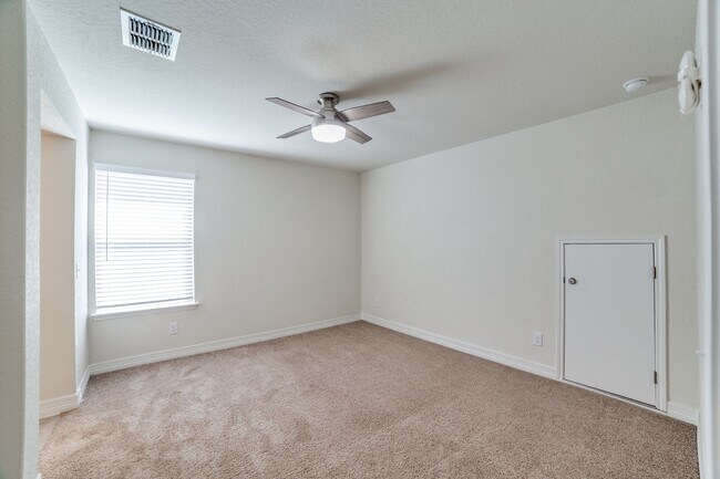 Building Photo - 2999 sq ft 4 Bedroom 3.5 Bathroom 2 Story in Waterford Park!