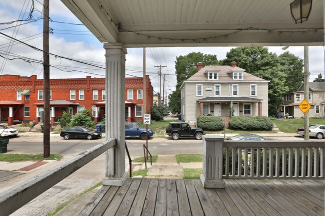 Building Photo - Large 4 Bedroom North Campus Townhouse - 1...