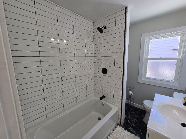 Building Photo - 20628 Alger St