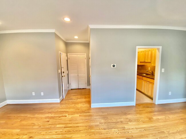 Building Photo - Logan/Dupont 1BR 1BA unit with hardwood fl...
