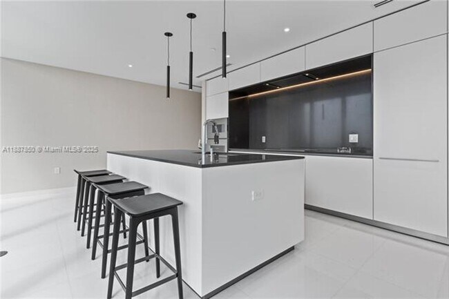 Building Photo - 300 Biscayne Blvd Way