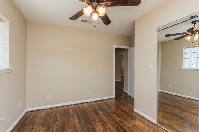 Building Photo - 730 E 8th St