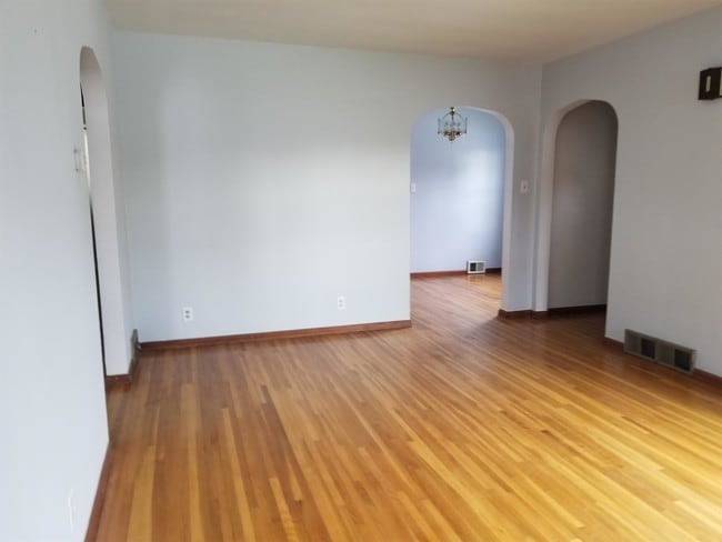 Building Photo - 711 E 5th St