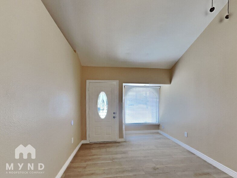 Building Photo - 271 Dakota St