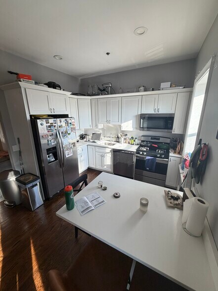 Building Photo - 172 W 4th St