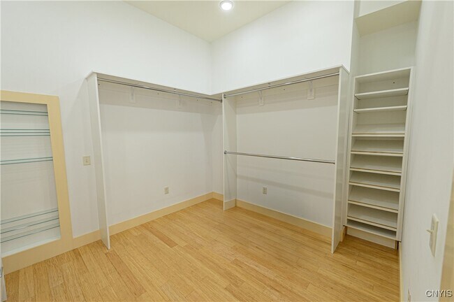 Building Photo - 435 S Warren St