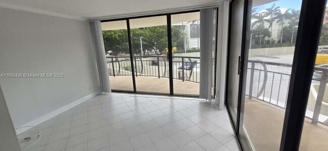 Building Photo - 2843 S Bayshore Dr