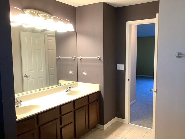 Building Photo - 2956 Aberdeen Dr