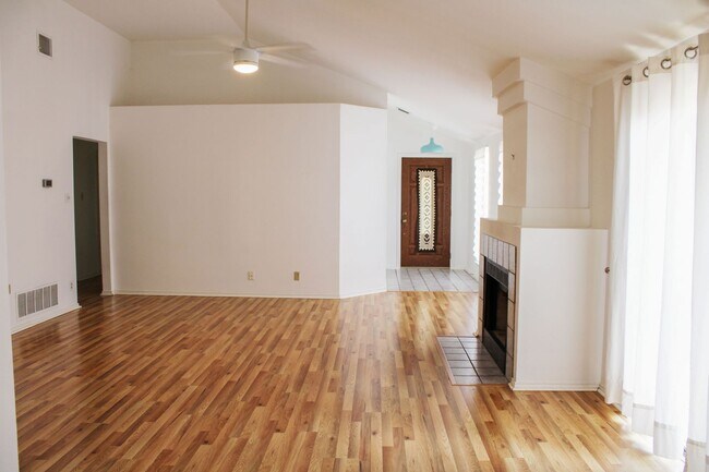 Building Photo - 3-BEDROOM IN CASTLE HILLS FOREST