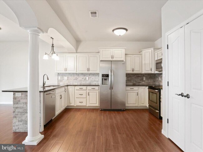 Building Photo - 20 Delano Dr