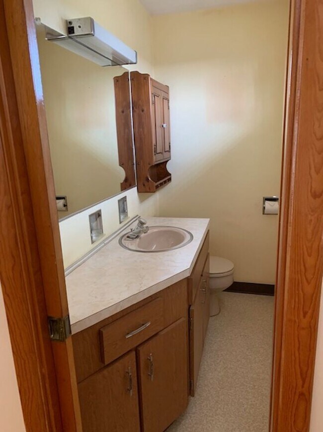 Building Photo - Newly Renovated 3 bedroom, 2.5 bath home