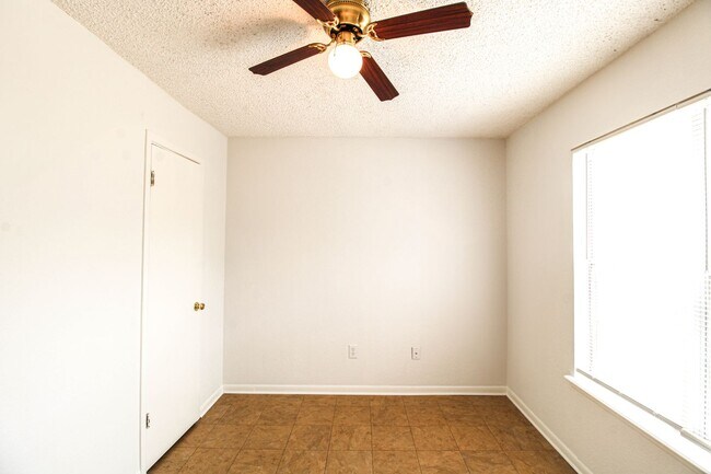 Building Photo - 2729 Christian Dr