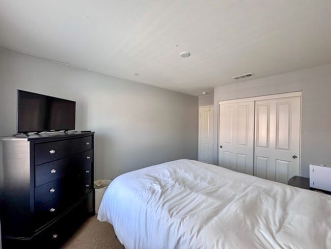 Building Photo - Beautiful 3 bedroom Town house available f...