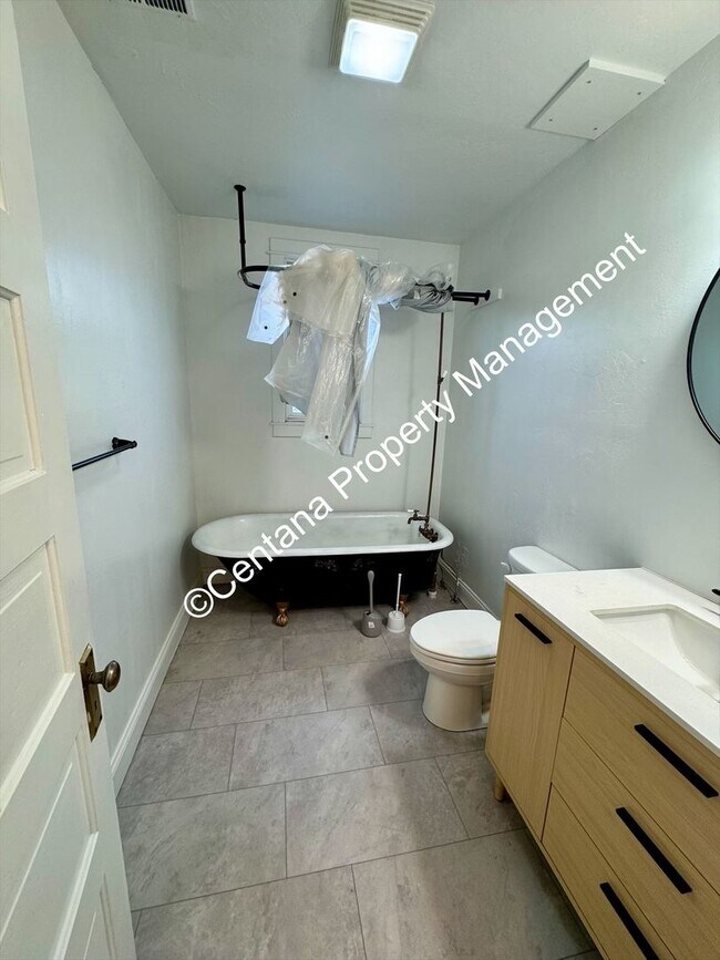 Building Photo - 722 S Montana St