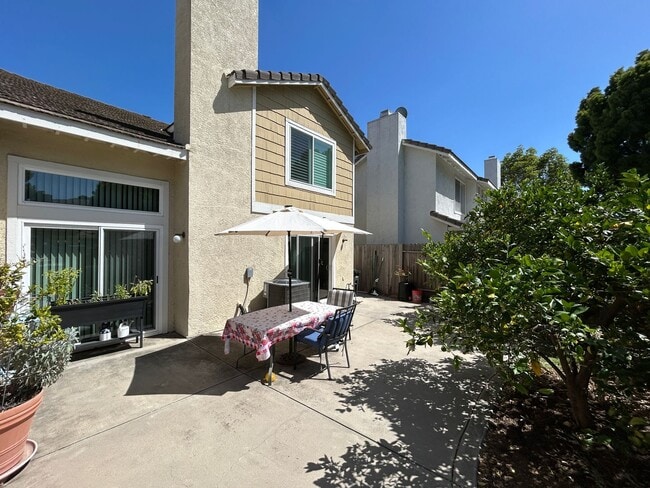 Building Photo - Beautiful 3 Bedroom 3 Bath Townhome with Loft in Orange!