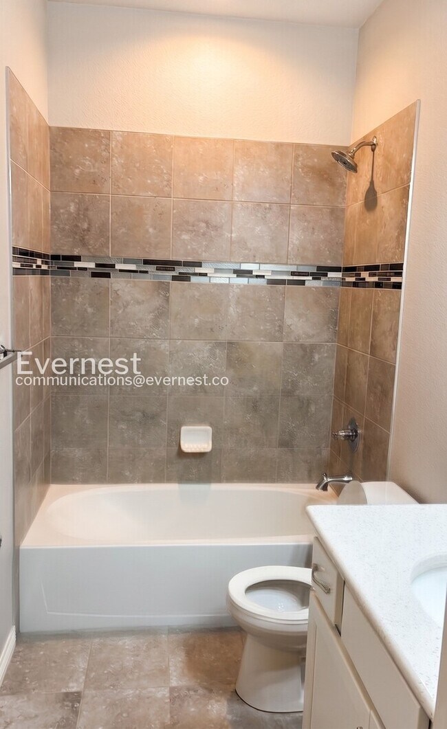 Building Photo - 3 Bed/2.5 Bath Town Home with Garage / Available Soon!