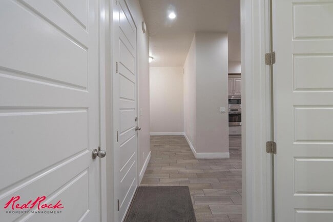 Building Photo - Pet Friendly 4 Bedroom Home! Internet Incl...