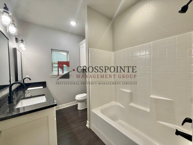 Building Photo - Tour Today! 3 Bedroom, 2 Bathroom Duplex!