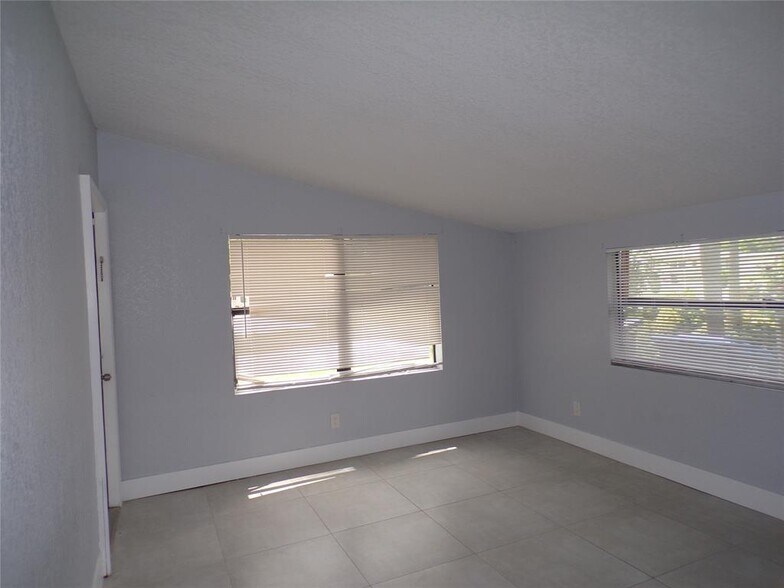 Building Photo - 2725 SW 9th St