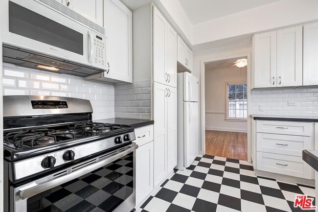 Building Photo - 441 1/2 S Palm Dr