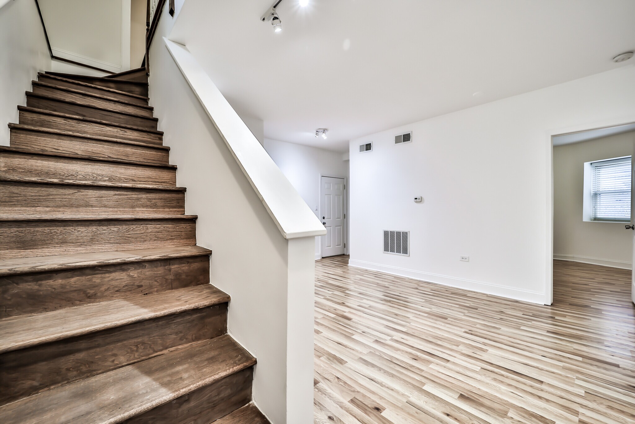 Building Photo - 734 W Waveland Ave