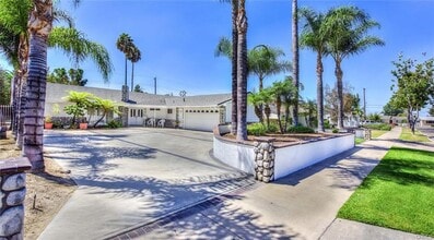 Building Photo - 542 E Adams Ave