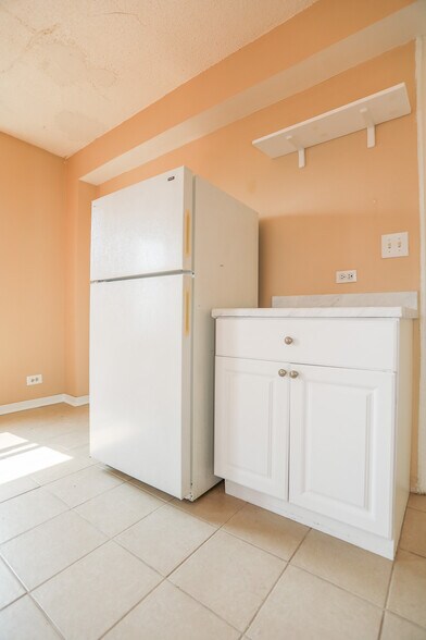 Building Photo - 911 W Lawrence Ave