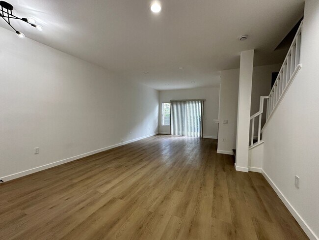 Building Photo - Townhouse at the Bordeaux Gated Community 3bed 2.5 bath