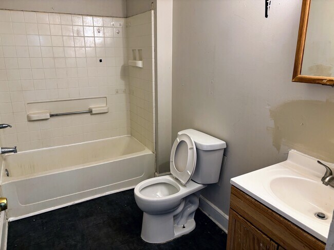 Building Photo - 2307 N Kenwood Ave