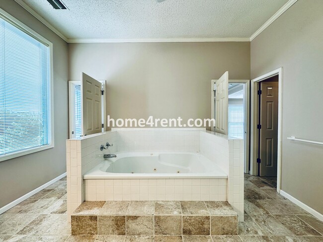 Building Photo - Beautiful, Spacious Home w/ Open Floor Pla...
